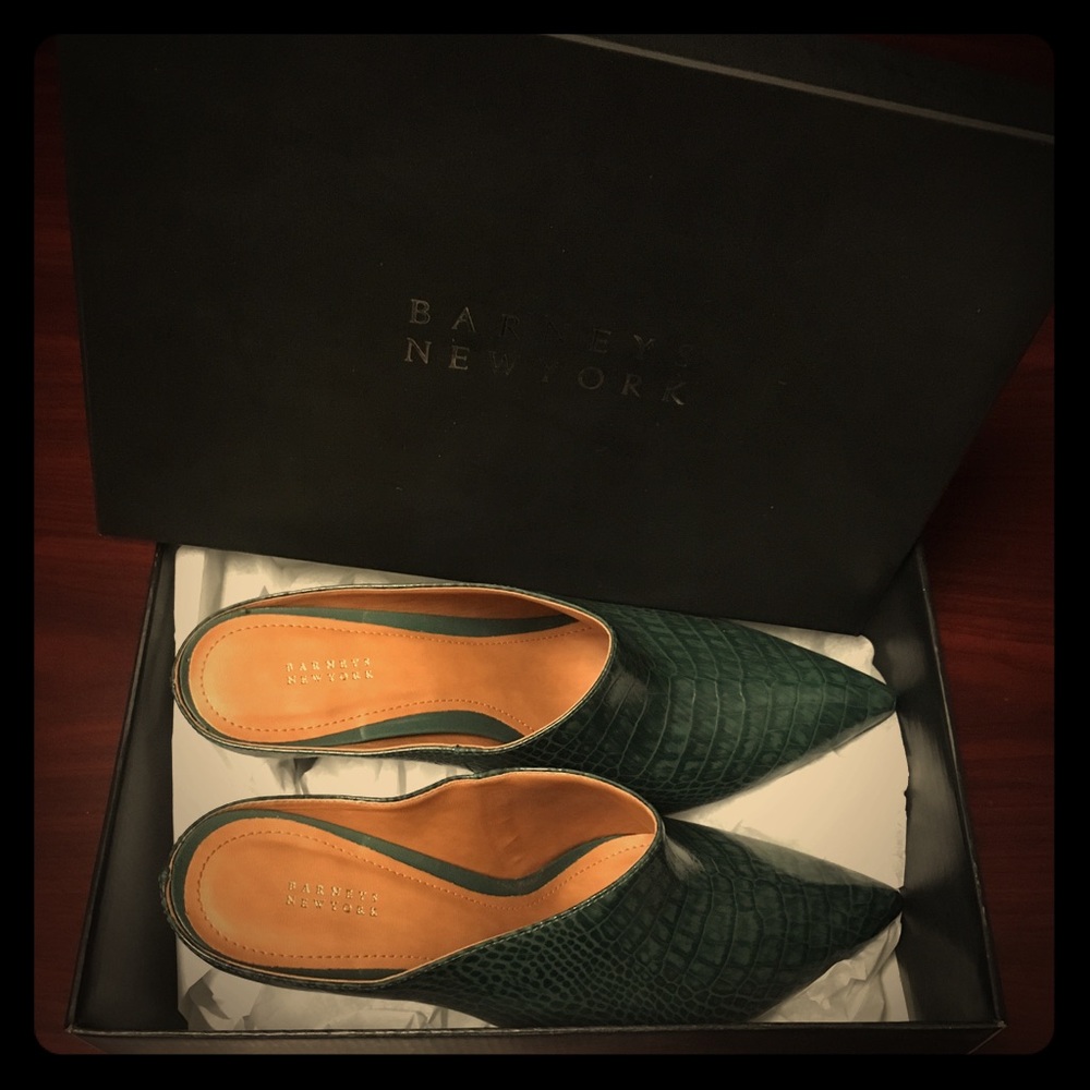 Barneys New York Size 9 Mule